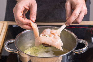 Hähnchenfleisch in Brühe geben