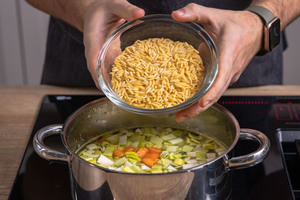 Nudeln zur Hühnersuppe dazugeben