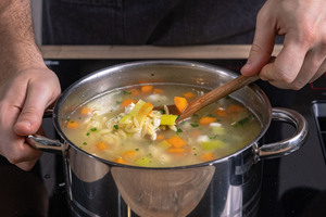 Schnelle Hühnersuppe umrühren