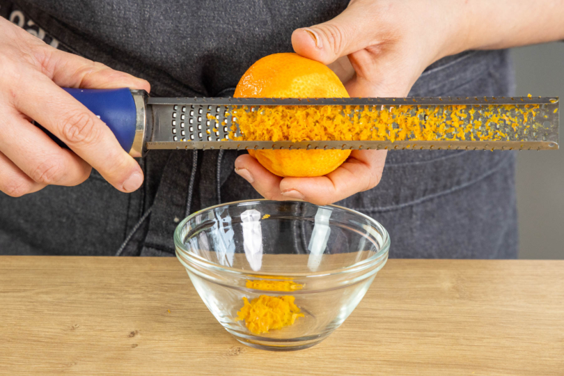 Orangenschale abreiben
