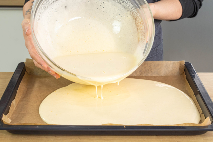 Teig es Grießkuchens auf das Blech geben