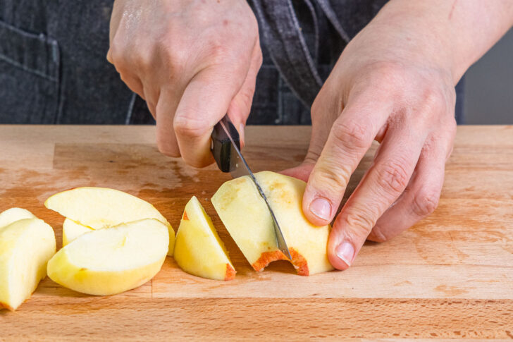 Äpfel in dicke Scheiben schneiden