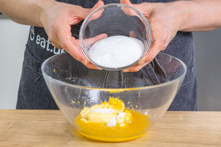 Zucker zur Butter geben