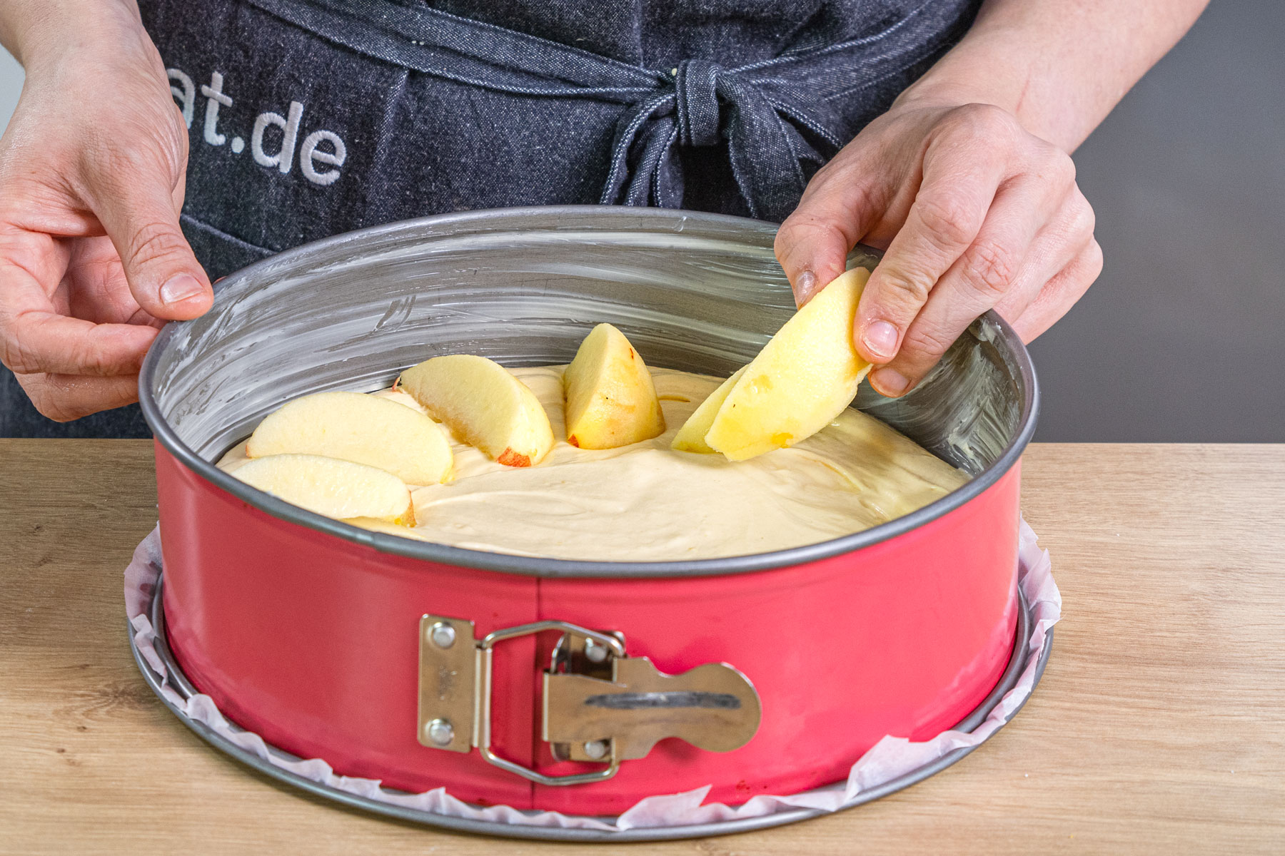 Äpfel auf dem Teig verteilen
