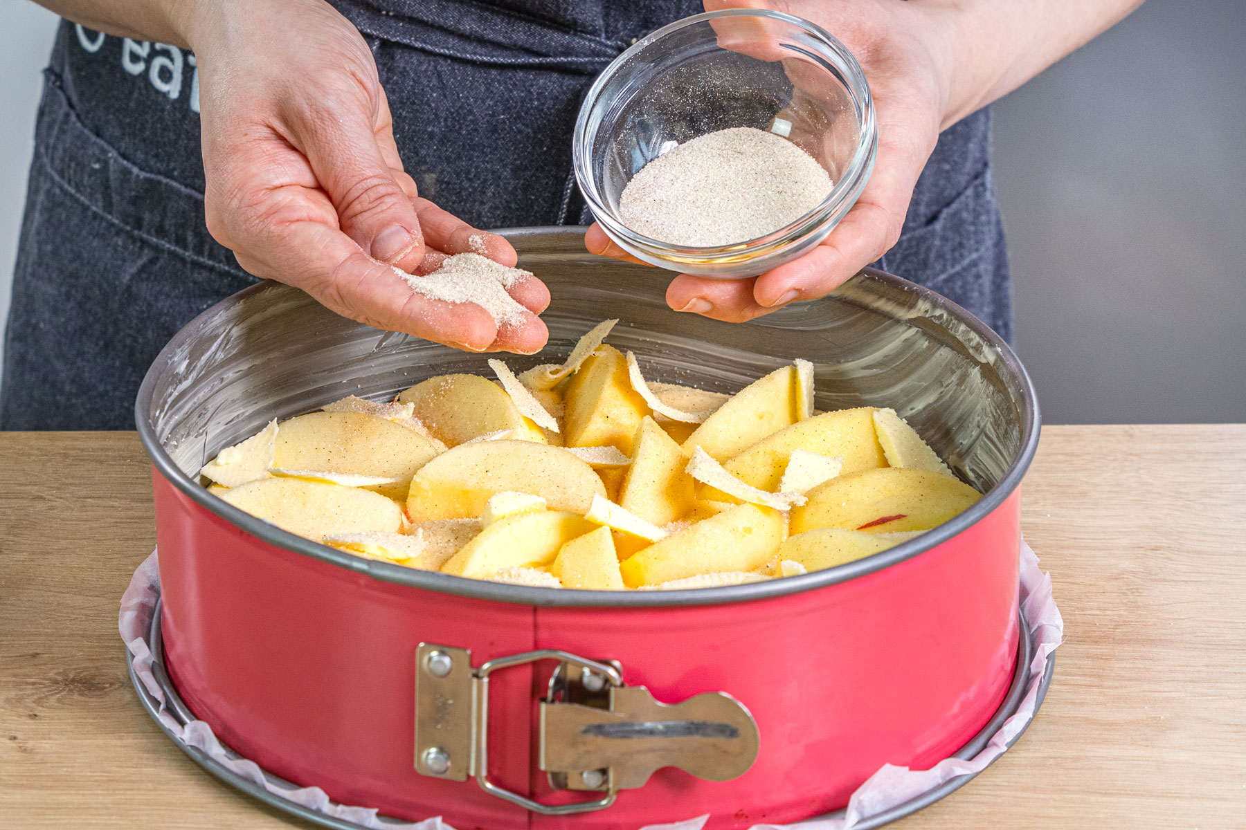 schnellen versunkenen Apfelkuchen mit Zimt und Zucker bestreuen