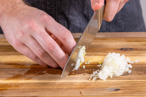 Zwiebel fein würfeln