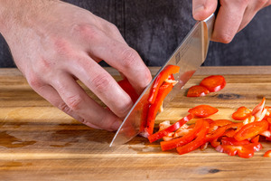 Paprika in Streifen schneiden