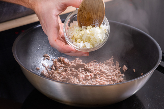 Zwiebeln und Hackfleisch anbraten