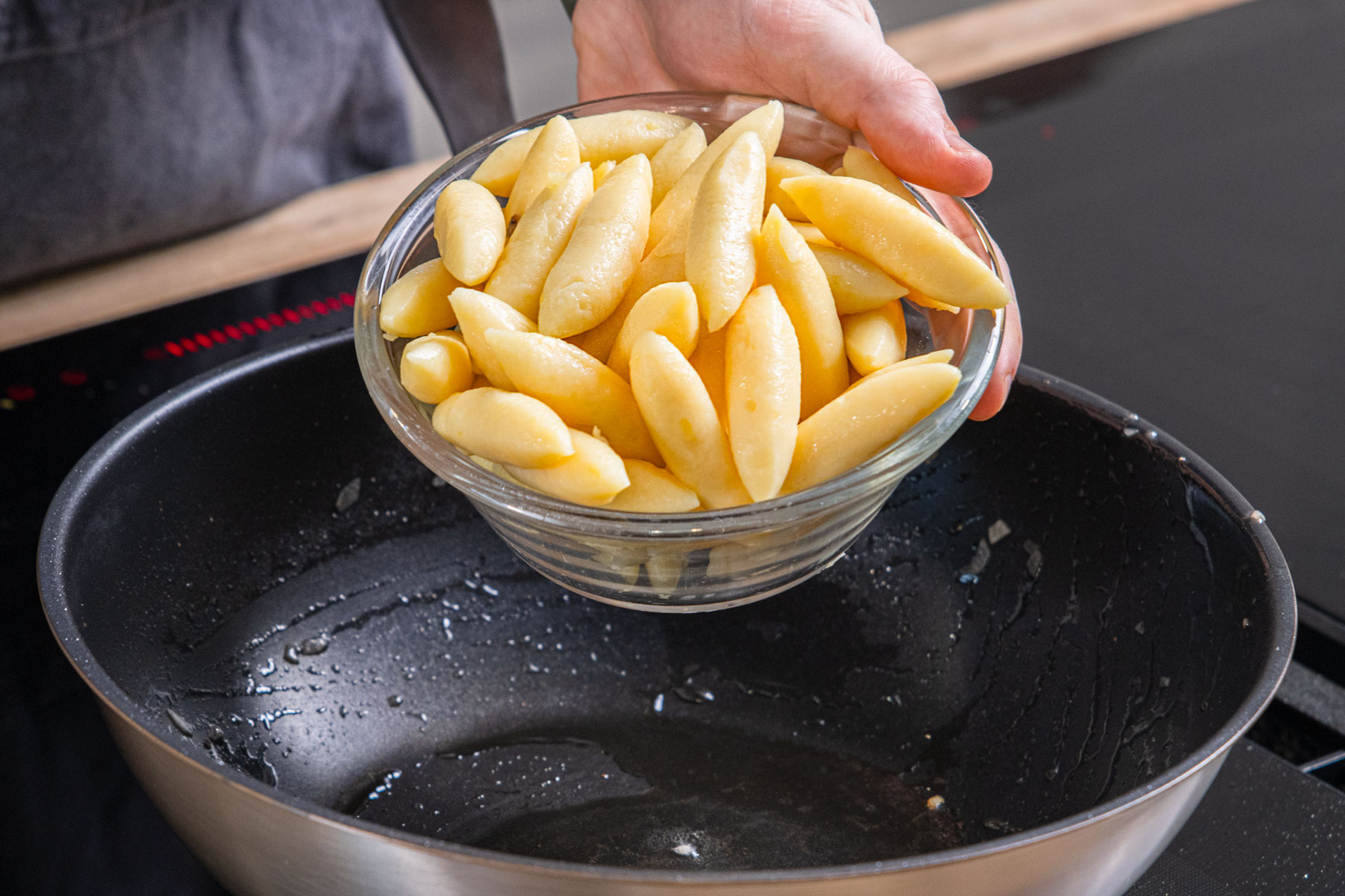 Schupfnudeln in die Pfanne geben