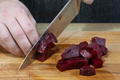 Rote Bete in Würfel schneiden