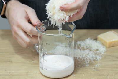 geriebenen Parmesan mit der Sahne verrühren