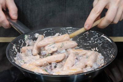 Schupfnudel-Pfanne mit Gemüse einköcheln lassen
