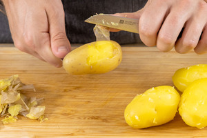 Kartoffelschale abpellen