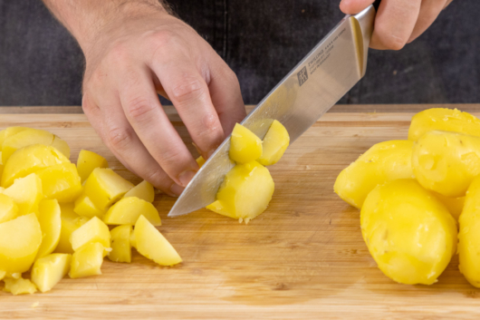 Kartoffeln in Scheiben schneiden