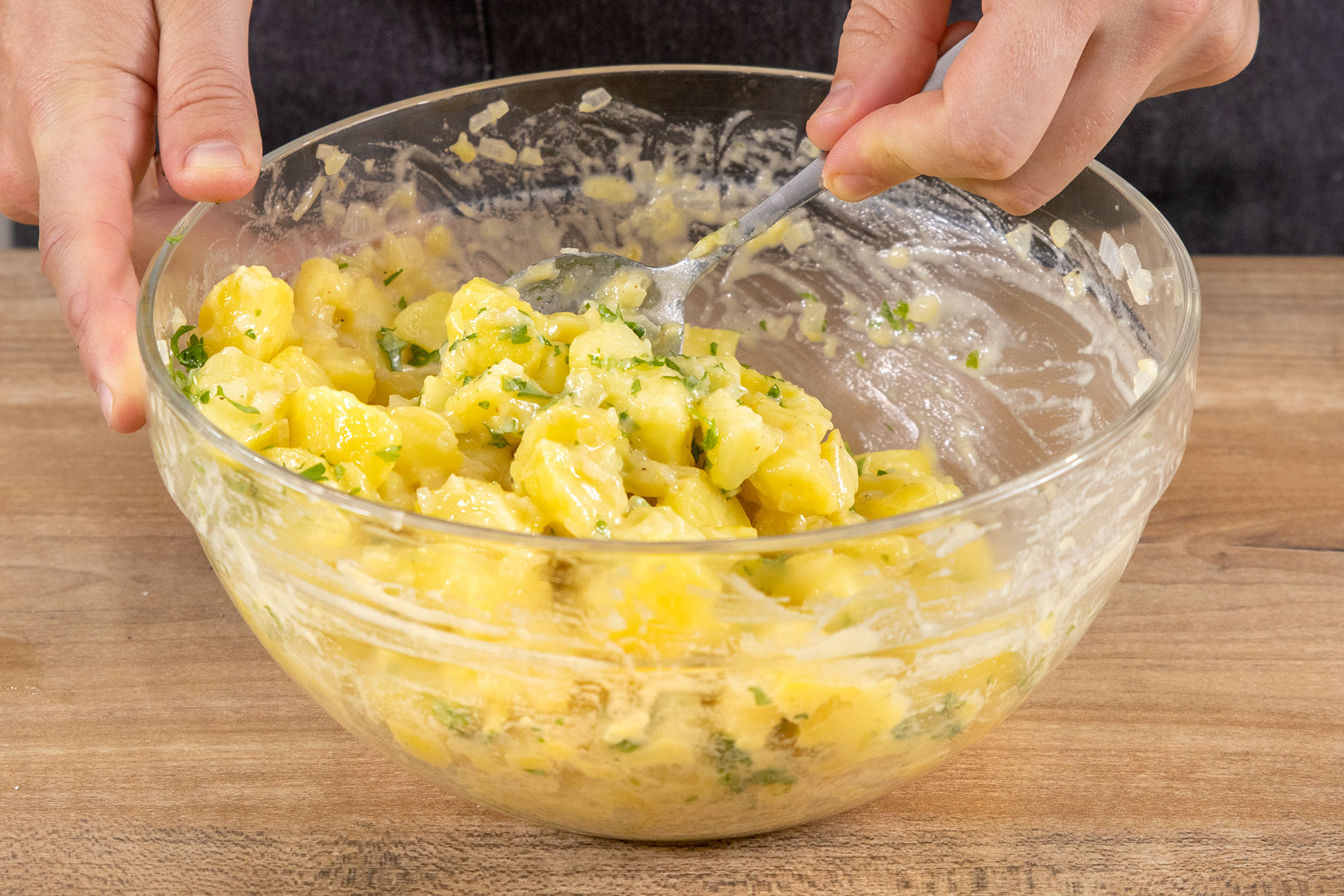 Schwäbischen Kartoffelsalat verrühren