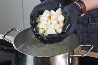 Schwarzwurzeln in Salzwasser kochen