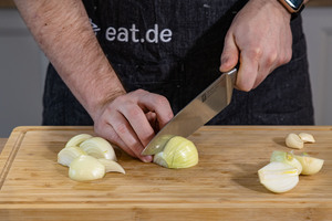 Zwiebel und Knoblauch schneiden