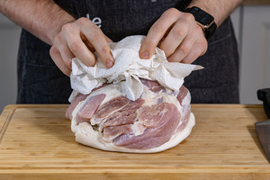Schweinebraten abtupfen