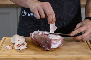 Schweinebraten von Sehnen befreien