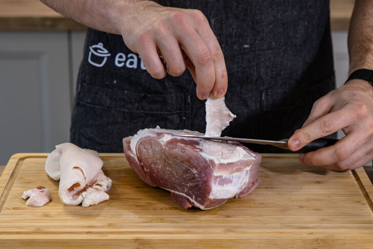 Schweinebraten von Sehnen befreien
