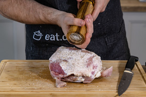 Schweinebraten würzen