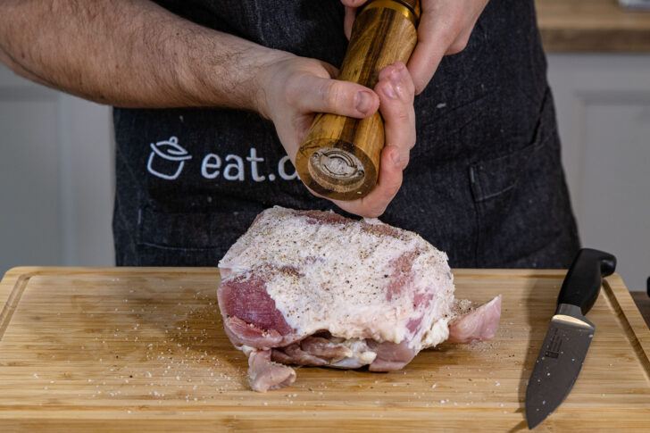 Schweinebraten würzen