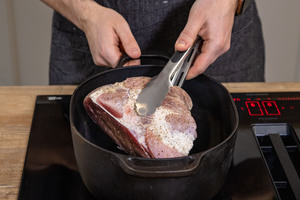 Schweinebraten im Topf anbraten