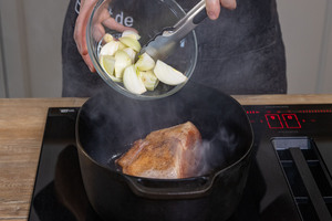 Zwiebel und Knoblauch mit in den Bräter geben