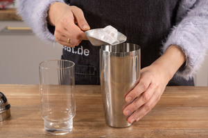 Eiswürfel in Shaker geben