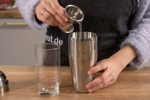 Shaker mit Wodka füllen