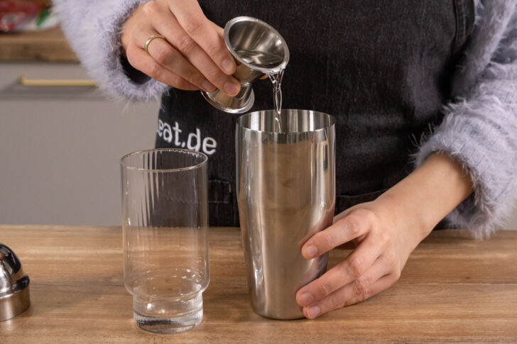 Shaker mit Wodka füllen