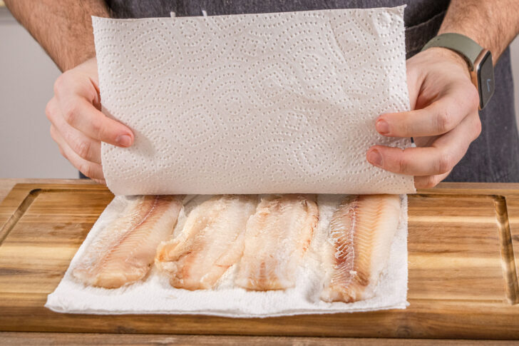 Seelachsfilet abtupfen