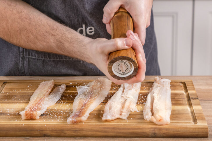 Fisch salzen und pfeffern