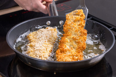 paniertes Seelachsfilet in der Pfanne ausbacken