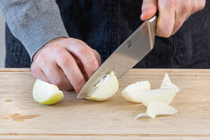 Zwiebel in mundgerechte Stücke schneiden
