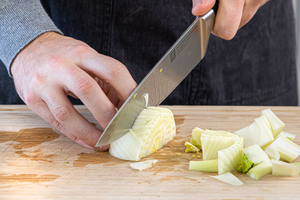 Fenchel in mundgerechte Stücke schneiden