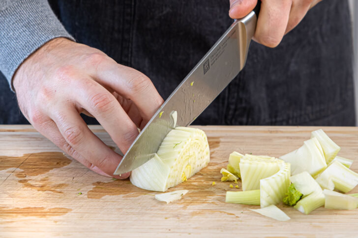 Fenchel in mundgerechte Stücke schneiden