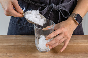 Crushed Ice ins Glas geben
