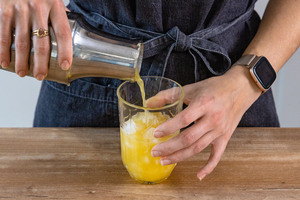 Solero Cocktail über Eis gießen