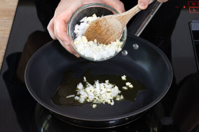 Zwiebeln und Knoblauch anbraten