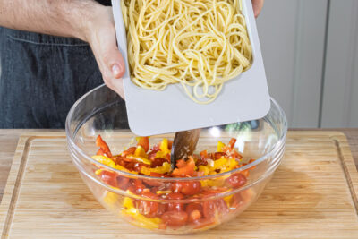Spaghettis zum Salat geben