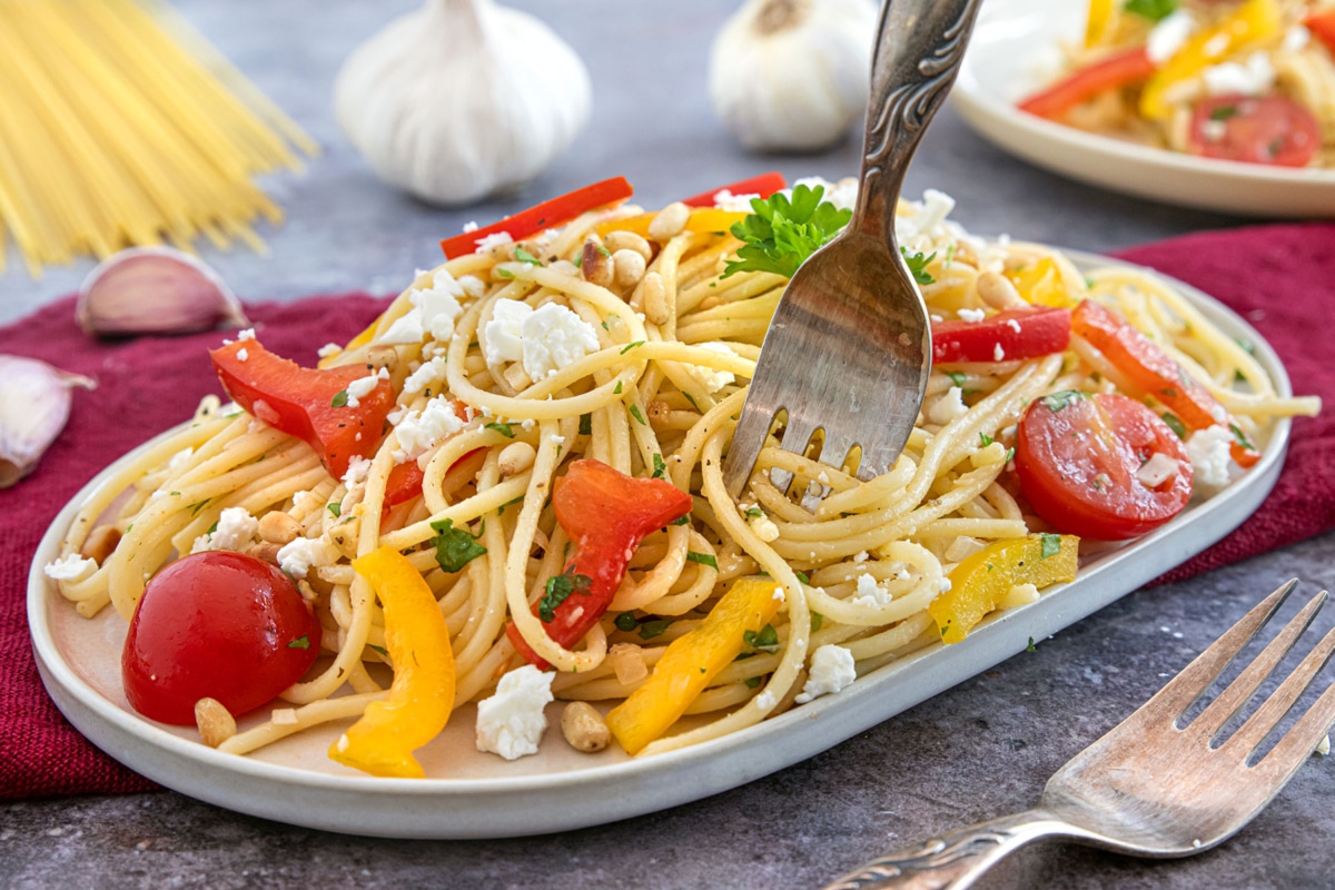 spaghettisalat mit knoblauch und käse