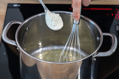 Mehl zur Butter geben