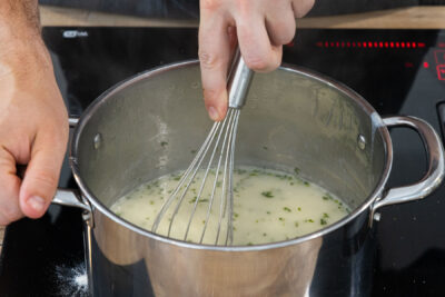 Spargelsuppe aus Spargelwasser umrühren