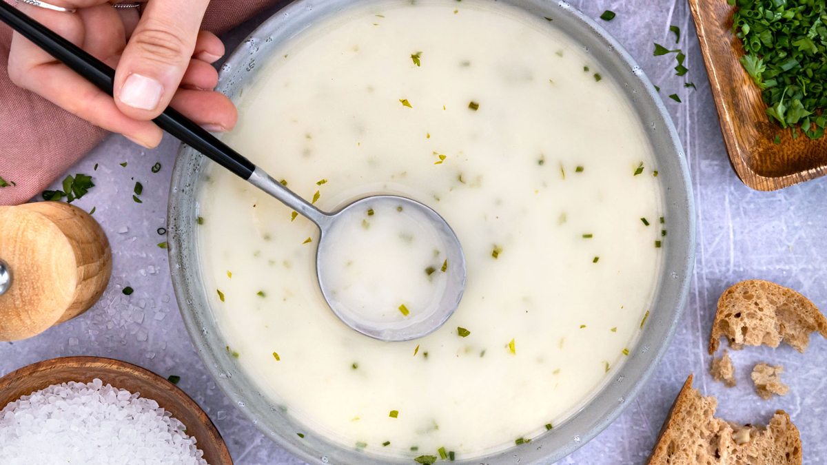 Spargelsuppe aus Spargelwasser | Rezept - eat.de