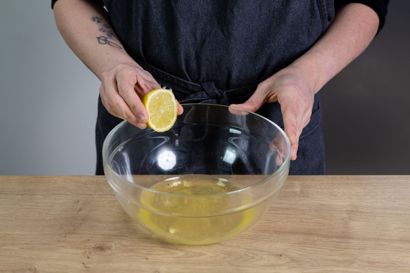 Zitrone zu Eiweiß geben