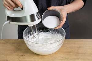 Zucker zu Eischnee geben