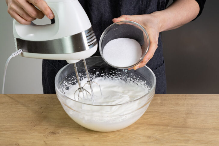 Zucker zu Eischnee geben