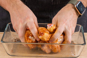 Hähnchen würzen und vermengen