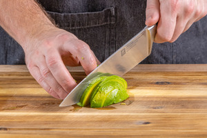 Avocado in Scheiben schneiden